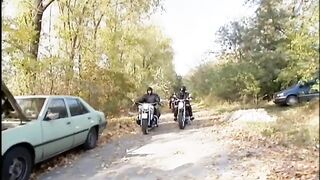 Világos Szőke kis csajt basznak meg a motoros pasik