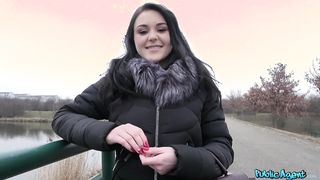 Orosz tini csajszi pénzért kúrel