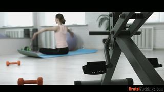Jogázó tini hölgyeményt közösül popóba az edő