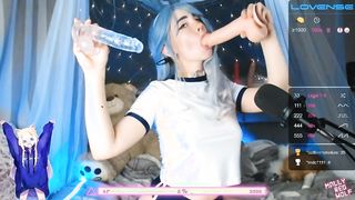 Tini kiscsaj két műbrét szop