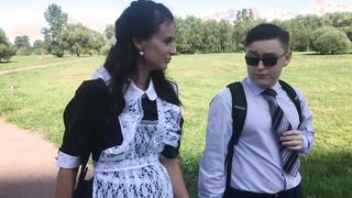 Tapasztalatlan manus análba közösül