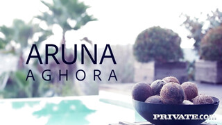 Aruna Aghora kicsike puncija finoman meghágva