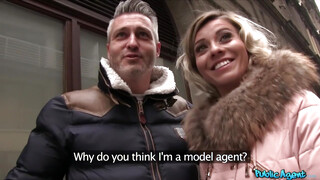 Public Agent - Vicky Love más csávó káróján lovagol