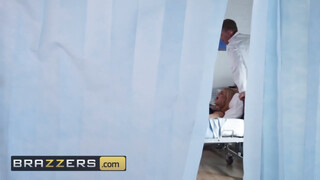 Brazzers - Bonnie Rotten hátsó kapujában az óriás fasz