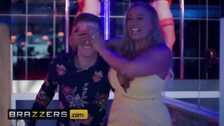 Brazzers - Blanche Bradburry szereti a hatalmas kárót
