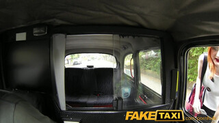 FakeTaxi szexy vörös nőci extra kannákkal