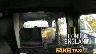 FakeTaxi világos szőke spinét nem nagyon zavarja az idősebb pöcs