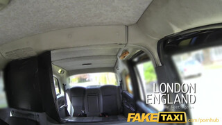 FakeTaxi félvér hölgyemény meztelenül