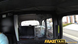 FakeTaxi fullos csaj engedi popóba is