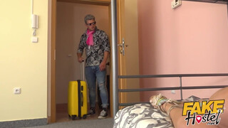 Fake Hostel szűk pinájú olasz picsa és kettő örömrúd