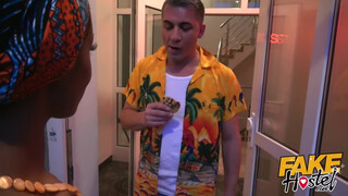 Fake Hostel afrikai nőci és egy brazil pina közösen