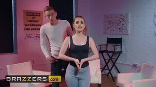 Brazzers - Ella Hughes muffjában a méretes bőrös virsli