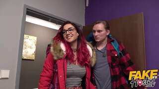 Fiatal picsa kikezd a szobatársával - Fake Hostel