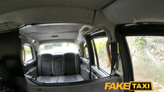 Fake Taxi kifestett kiscsaj kielégíti a sofőrt