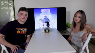 Tini pici mellű csajszi és a tetovált csávó - Hot Guys Fuck