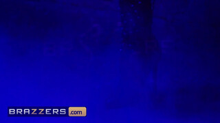 Brazzers - Cherie Deville hátsója is megdugva