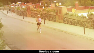 OyeLoca - Blondie Fesser a hatalmas tőgyes latin