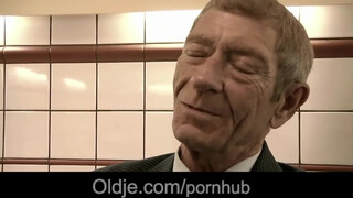 Magyar pornószínész lány baszik vén csávóval - Oldje