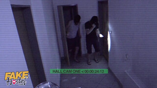 Tini puncit kúrnak a rabló srácok - Fake Hostel