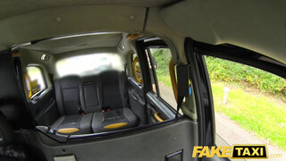Fake Taxi - Hatalmas didkós milf megkúrva a hátsó ülésen