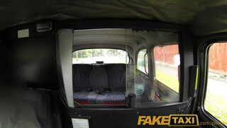 FakeTaxi - Felborotvált fejű punk csajszi bekúrva