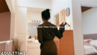 ADULT TIME - Ázsiai tini kisasszony a fürdőben maszturbál