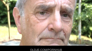 Oldje - az vén motoros és a tini lány