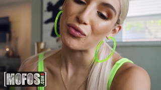 MOFOS - Abella Danger szőrös pinája megbaszva