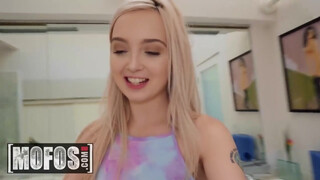 MOFOS - Lexi Lore keményen popóba kefélve