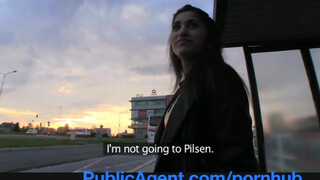 PublicAgent - fullos ázsiai nőci felszedve a buszmegállóban