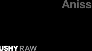 TUSHYRAW - Anissa Kate fenekébe pélót tolnak