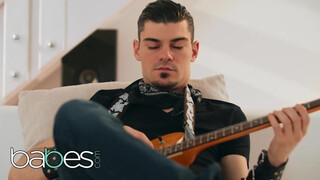 Babes - Mia Evans kefél a gitáros hapsival