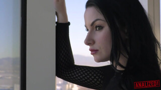 análized - Veruca James análjába barna pélót nyomnak be