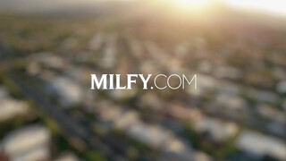 MILFY - Reagan Foxx csoki krapekkal kúr