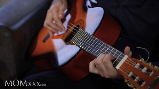Jennifer Mendez kúrel a gitáros hapsival