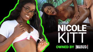 Mofos - Nicole Kitt a izgató méretes cickós csoki spiné