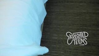 Ez az apró vörös tini tökéletes pici mellekkel kárót szop