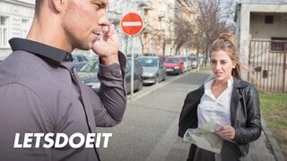 Lenyűgöző turista Silvia Dellai mélyen megrakva egy helyi manus által