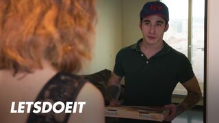 Megcsaló bula Arian Joy először a barátját baszogatja, aztán a kézbesítő hapsi megdugja jól