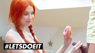 Gisha Forza hatalmas cicis vörös bombe egy fánkot érő durva dugásért