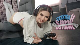Pici tini kisasszony Aria Banks elkapja magas mostohabátyját Chris Epicet, aki a szobájában kézimunkázza a rúdja