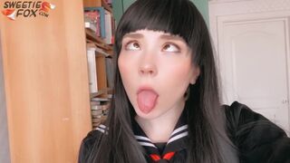 Japán iskoláslány mélyen cidázza a rúdja és vadul lovagol rajta