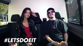Vékony csoki Coco Kiss pénzért cumizza a hatalmas csoki fazt az kocsiban