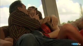 Forróság a kanapén – parázs dugás a néger hajú milf-fel