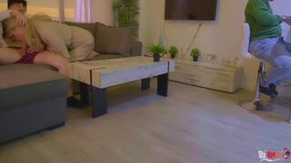 Mostohaanya cumizza a nevelő fia farkát és popóba reszelik a férje háta mögött