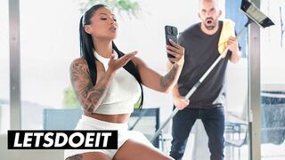Dögös Spanyol MILF Mariana Martix Durván Megkúrva az Asszisztens által a LetsDoeIt Csatornán