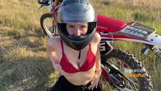 Dögös motoros hölgyemény leszopja a motorost az enduro mezőn