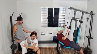 Exkluzív! házastárs alaposan megbassza férjét hátulról az edzőteremben!