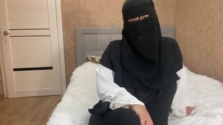 Dögös arab milf kéjes utasításokat ad nevelő fiának
