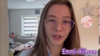 Kinti spriccelés! 18 éves vékony tini döngeti nagy punciját a szabadban, amíg el nem élvez